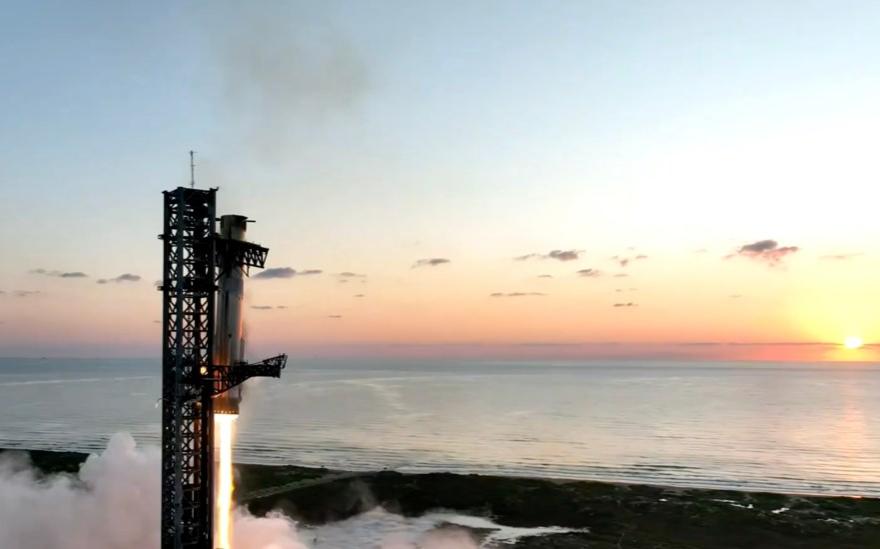 SpaceX plans to conduct tests of refueling Starships in space at the beginning of next year